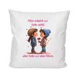 Kissen bedruckt mit verliebtem Pärchen und Text: Alter schützt vor Liebe nicht, aber Liebe vor dem altern.