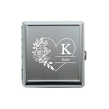 Personalisiertes Zigarettenetui graviert mit Herz-Blumenmotiv und Name