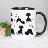 Rundherum bedruckte Tasse mit süssen schwarzen Katzen