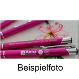 Dieser elegante Metall-Kugelschreiber in leuchtendem Neonpink ist das perfekte Geschenk für alle, die Farbe und Persönlichkeit lieben. Mit deiner individuellen Wunschgravur wird er zu einem einzigartigen Unikat, das lange in Erinnerung bleibt. 