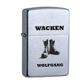 Original Zippo Chrome Brushed graviert mit Wacken, Stiefel und Wunschname