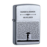 Original Zippo Chrome Brushed graviert mit Pärchen im Herzenregen personalisierbar mt Namen und Datum - Variante 1
