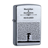 Original Zippo Chrome Brushed graviert mit Pärchen im Herzenregen personalisierbar mt Namen und Datum - Variante 2