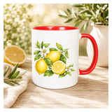 Weiße Tasse mit roter Innenseite und rotem Henkel beidseitig bedruckt mit Zitronenmotiv