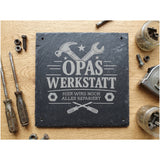 Schiefertafel mit der Gravur „Opas Werkstatt – Hier wird noch alles repariert“