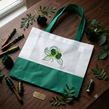 Tasche aus Non-Wovenin weiss-gruen und bestickt mit gruenen Rosen