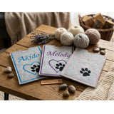 selbstgemachte personalisierte Tierausweishuelle aus Filz bestickt mit Name und Herz-Pfote