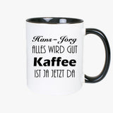 Tasse weiß mit innen schwarz und schwarzem Henkel, Vorder- und Rückseite bedruckt mit Text Wunschname alles wird gut Kaffee ist ja jetzt da