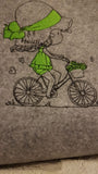 handmade Filztasche Shopper mit Mädchen auf Fahrrad bestickt