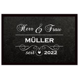 Mr. and Mrs. mit Wunschname und Jahr personalisierte Fussmatte