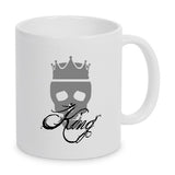 Weiße Tasse mit Totenkopf Motiv und King Schriftzug