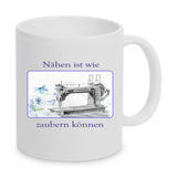 Tasse Weiß bedruckt mit Spruch: Nähen ist wie zaubern können - Motiv: Nähmaschine