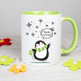 Tasse Weiß/Grün bedruckt mit Spruch: Yeah, snow! - Motiv: Schneeflocken und Pinguin - Farbe Schal: Grün