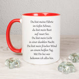 Tasse Weiß/Rot Seite 1 bedruckt mit Spruch: Du bist meine Fährte im tiefen Schnee, du bist mein Boot auf rauer See. Du bist mein Licht in einer dunklen Nacht. Du bist mein frischer Wind an einem heißen Tag. Mit Dir bei mir bekomm ich alles hin.