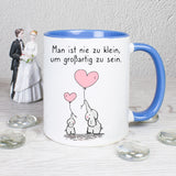Tasse Weiß/Blau bedruckt mit Spruch: Man ist nie zu klein, um großartig zu sein - Motiv: Elefanten