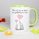 Tasse Weiß/Grün bedruckt mit Spruch: Man ist nie zu klein, um großartig zu sein - Motiv: Elefanten