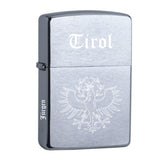 Tiroler Adler mit Name personalisiert Zippo chrome gebürstet mit weißer Gravur.  Einzigartig, denn der Name wird links an der Seite des Zippos graviert.