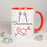 Tasse Weiß/Rot bedruckt mit Sternen und Herz: Traummann mit zwei Pfeilen nach oben und im Herz mit Pfeil steht der Name drinnen.